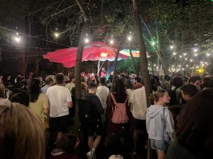 Мелодична хармония под дърво гинко