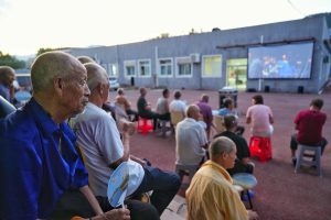 Huawei Mate 70 Pro може да има преден дисплей с три дупки, подобно на Mate 60 Pro · TechNode