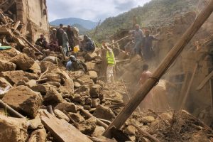 Афганистански командос Airdrop to Quake Zones, където хеликоптери не могат да кацнат