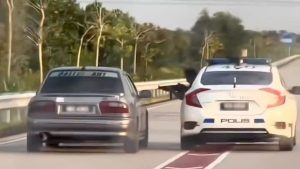 Видео на момче в Малайзия, опровергавайки полицията в полицията в автомобила, да преследва дебат