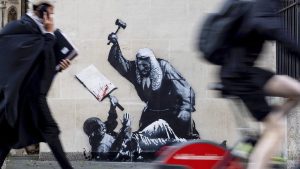 New Banksy стенопис на съдия, който побеждава протестиращия, който ще бъде отстранен извън лондонския съд