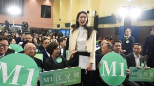 Олимпийката Вивиан Конг парира удари с „боен дух“ в изборната надпревара в Хонконг