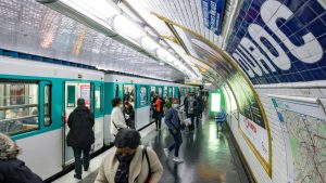 Заподозреният за нападения с нож в парижкото метро е преместен в психиатрична болница, съобщиха прокурорите