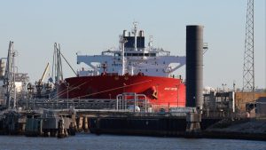 Вашингтон приключи първата продажба на венецуелски петрол на стойност 500 милиона щатски долара, каза американски служител