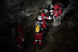 Китай приключи обучение на астронавти в пещера