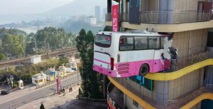 Изкуството с автобусни катастрофи привлича посетители в живописния район Чонцин