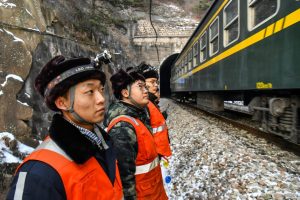 Млади техници се справят с леда в железопътните тунели за безопасни влакови услуги