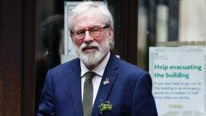 Гери Адамс от Северна Ирландия разказва на процеса за бомбени атентати, че никога не е бил в ИРА