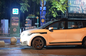 Проблемът с Apollo Go Robotaxi в китайския Ухан предизвиква големи закъснения в трафика, поражда опасения за безопасността · TechNode